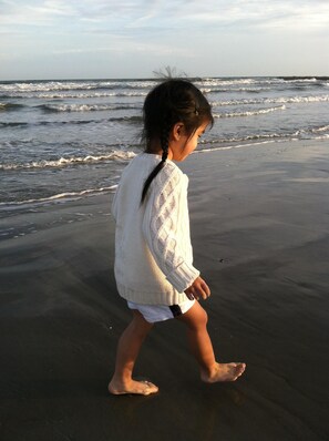 Beach nearby - Close to the beach. Spacious & bright with gorgeous views from 3rd decks. (Galveston)
