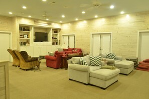 TV, fireplace, DVD player, books - Close to the beach. Spacious & bright with gorgeous views from 3rd decks. (Galveston)