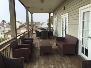 Outdoor dining - Close to the beach. Spacious & bright with gorgeous views from 3rd decks. (Galveston)