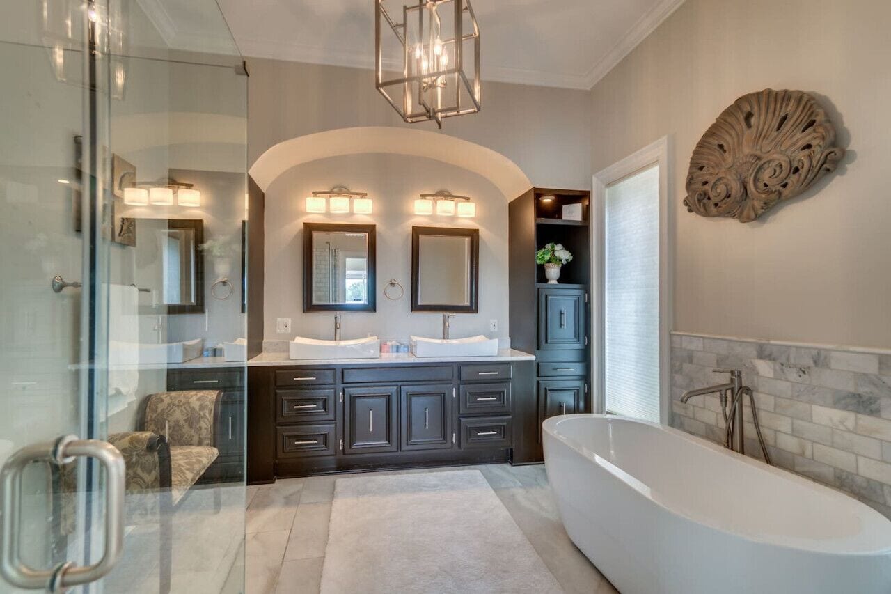 Combined shower/bathtub, hair dryer, towels