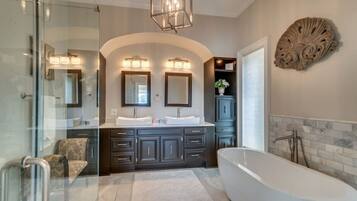 Combined shower/bathtub, hair dryer, towels