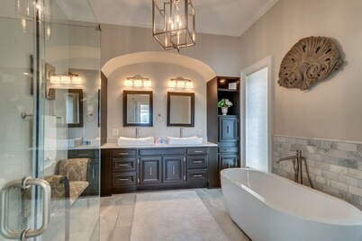 Private11200sf Retreat GuitarPool Hottub-Wine Area