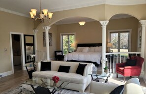 9 Schlafzimmer, Schreibtisch, Bügeleisen/Bügelbrett, Reisekinderbett