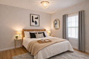 4 habitaciones, escritorio y tabla de planchar con plancha 