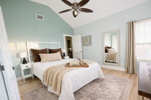 4 habitaciones, escritorio y tabla de planchar con plancha 