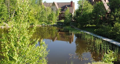 Tremblant Haven RENOVATED 2 bdr ski-in / ski-out on the resort