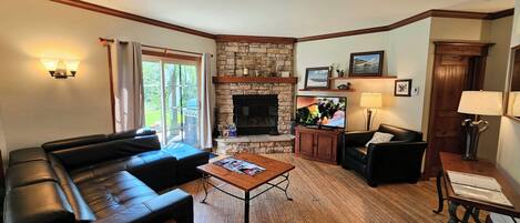 TV, lareira, DVD player, aparelho de som