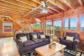 Smart TV, caminetto, tavolo da calcetto