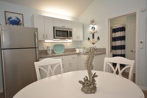 Kjøleskap, mikrobølgeovn, kaffetrakter/tekoker og brødrister