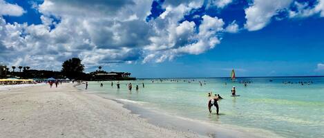 Una spiaggia nelle vicinanze, lettini da mare, teli da spiaggia