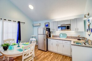 Fridge, microwave, coffee/tea maker, toaster - Near beach.   Daily rentals.  Pool.   king bed (Sarasota)