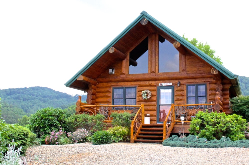 ROMANTIC LOG CABIN MT.VIEWS, 2/1,10 MIN AVL, FP,WiFi, FIREPIT