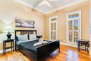 5 bedrooms, iron/ironing board, WiFi, bed sheets - Conyers pool estate, sleeps 12 (Conyers)