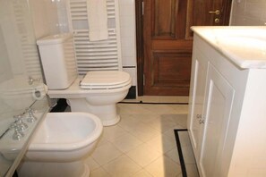 Ensemble douche/baignoire, baignoire à jets, sèche-cheveux, bidet