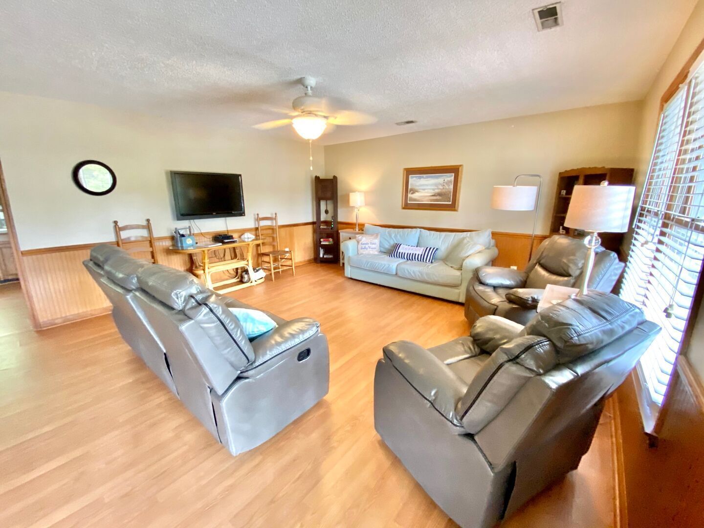 Classic Beach Home,1 Block to Beach, & Dog Friendly! Relax on the Screened Porch on a Quiet Street!