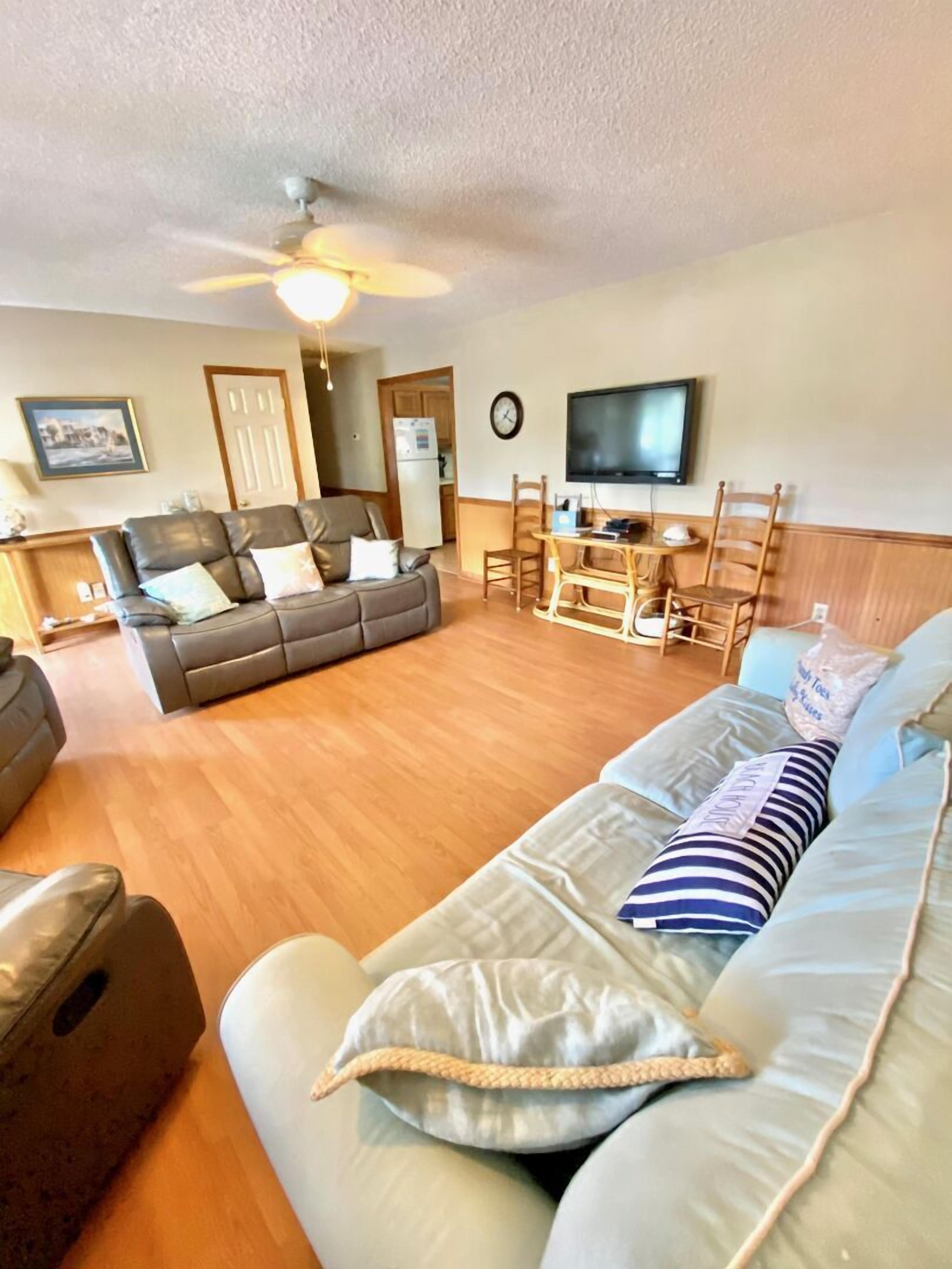 Classic Beach Home,1 Block to Beach, & Dog Friendly! Relax on the Screened Porch on a Quiet Street!