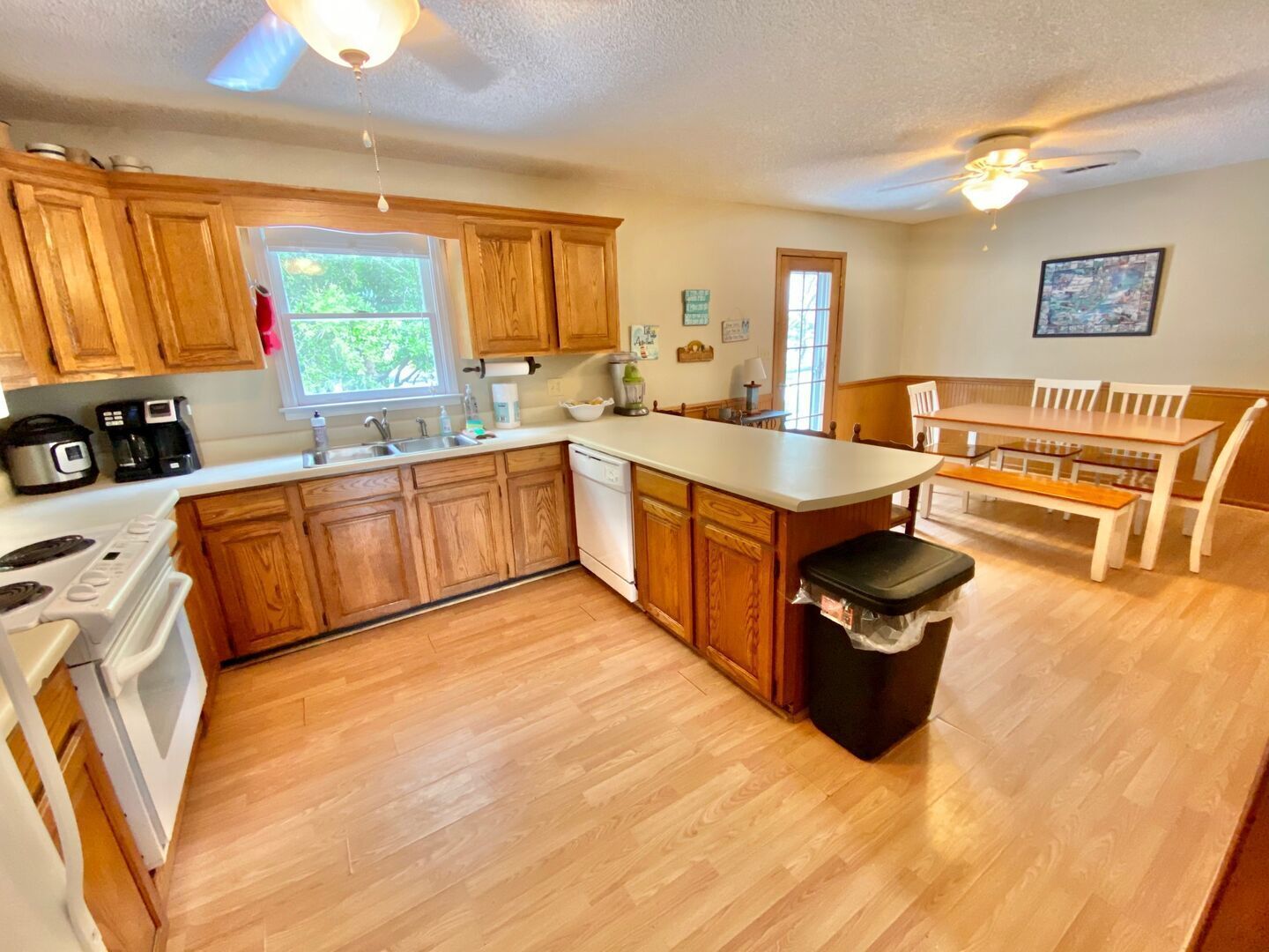 Classic Beach Home,1 Block to Beach, & Dog Friendly! Relax on the Screened Porch on a Quiet Street!