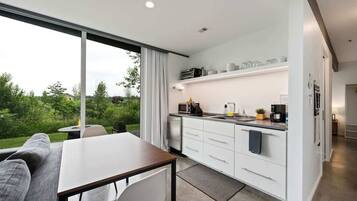 Réfrigérateur, micro-ondes, plaque de cuisson, lave-vaisselle