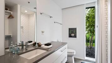 Een haardroger, handdoeken