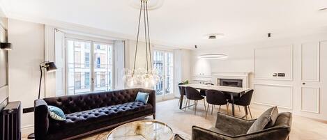 Een smart-tv en boeken