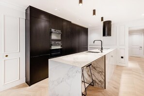 Kylskåp, mikrovågsugn, ugn och spishäll