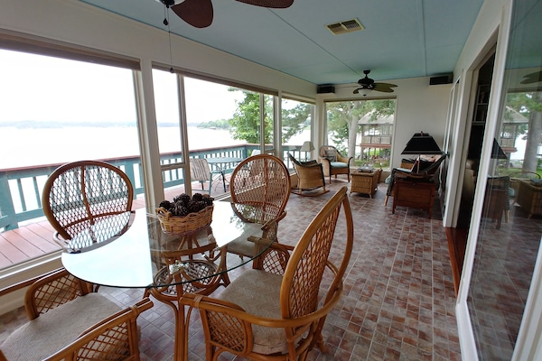 Sun room overlooking the lake - exquisite