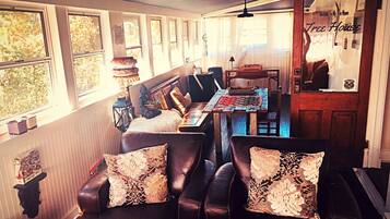 Smart TV, DVD player, books, stereo