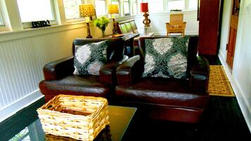 Smart TV, DVD player, books, stereo