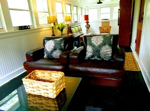 TV connectée, lecteur de DVD, livres, chaîne hi-fi