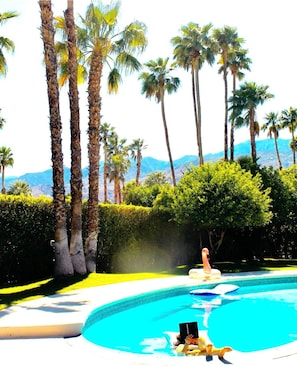 Alberca al aire libre y alberca climatizada