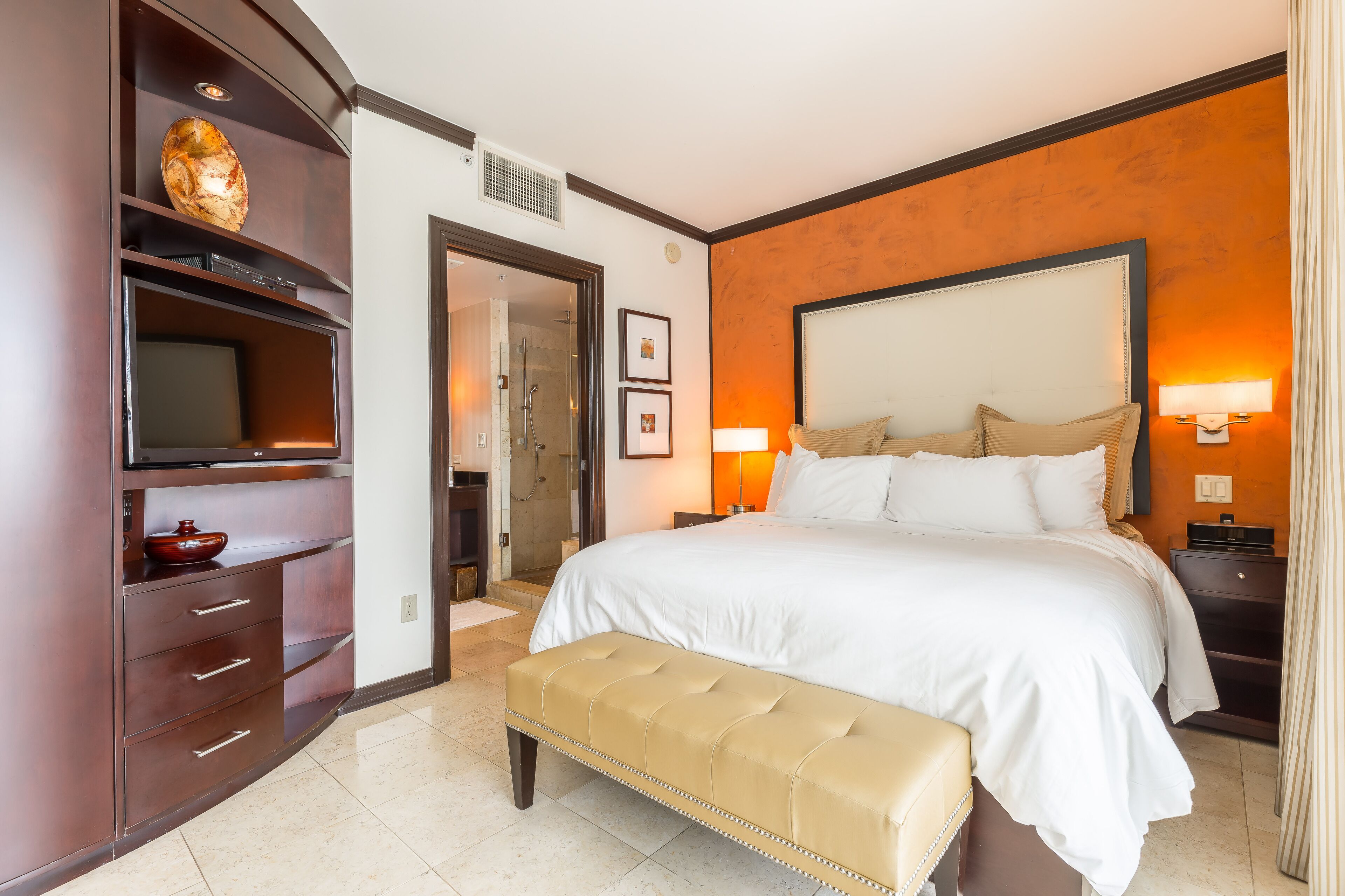 Luxury Family Size King Suite w/ Pool Balcony, Steps to Ocean & Espanola Way