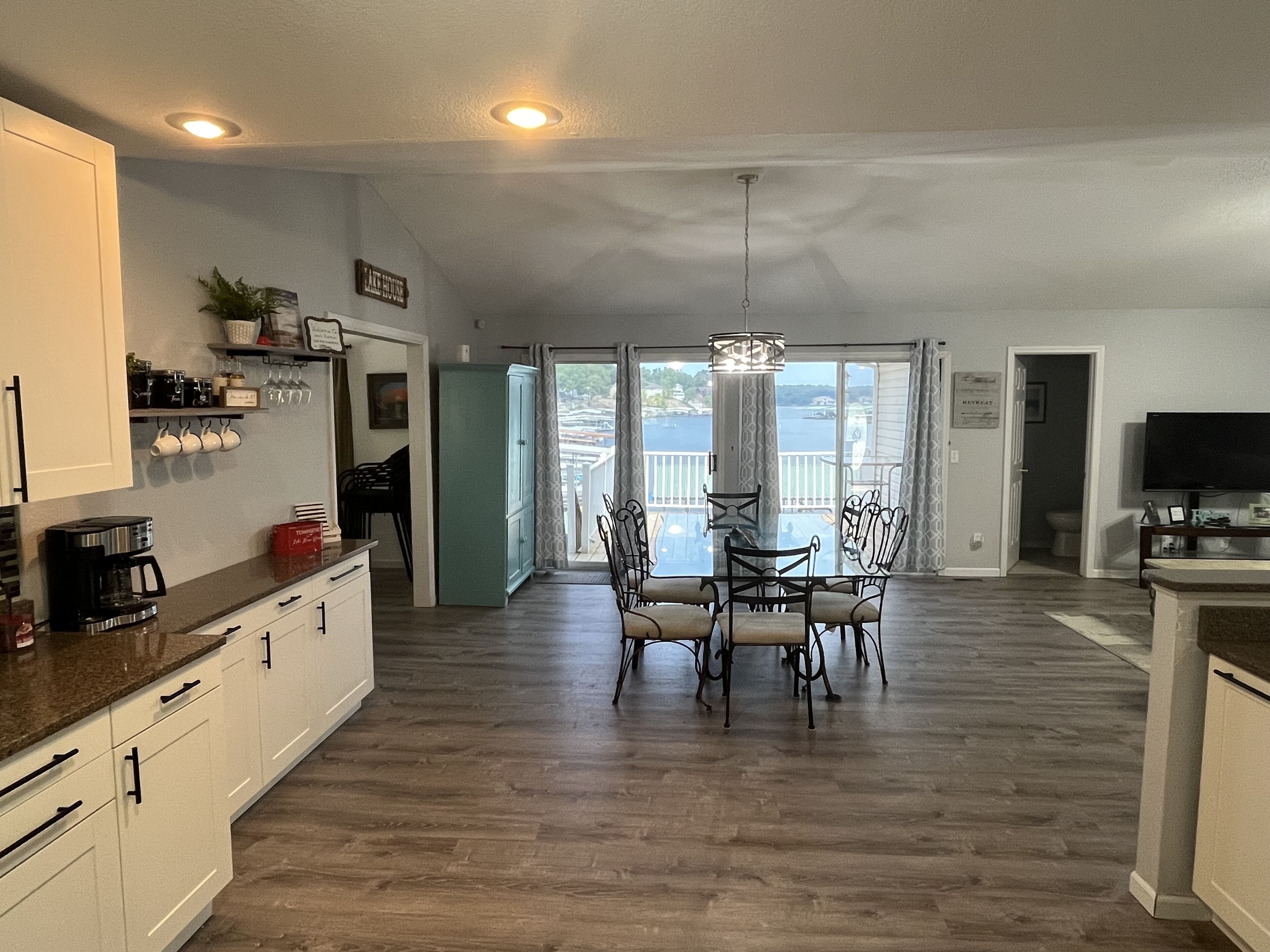 6 Bedroom Lakefront home-17MM