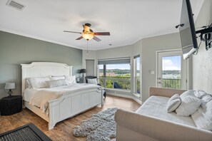 5 bedrooms, desk, iron/ironing board, travel crib