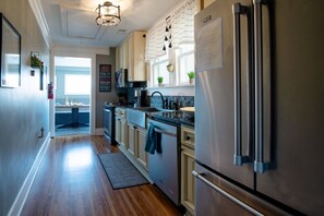 Fridge, microwave, oven, stovetop - Music City Mansion on Historic Music Row. Corp - Retreats & Large Groups (Nashville)