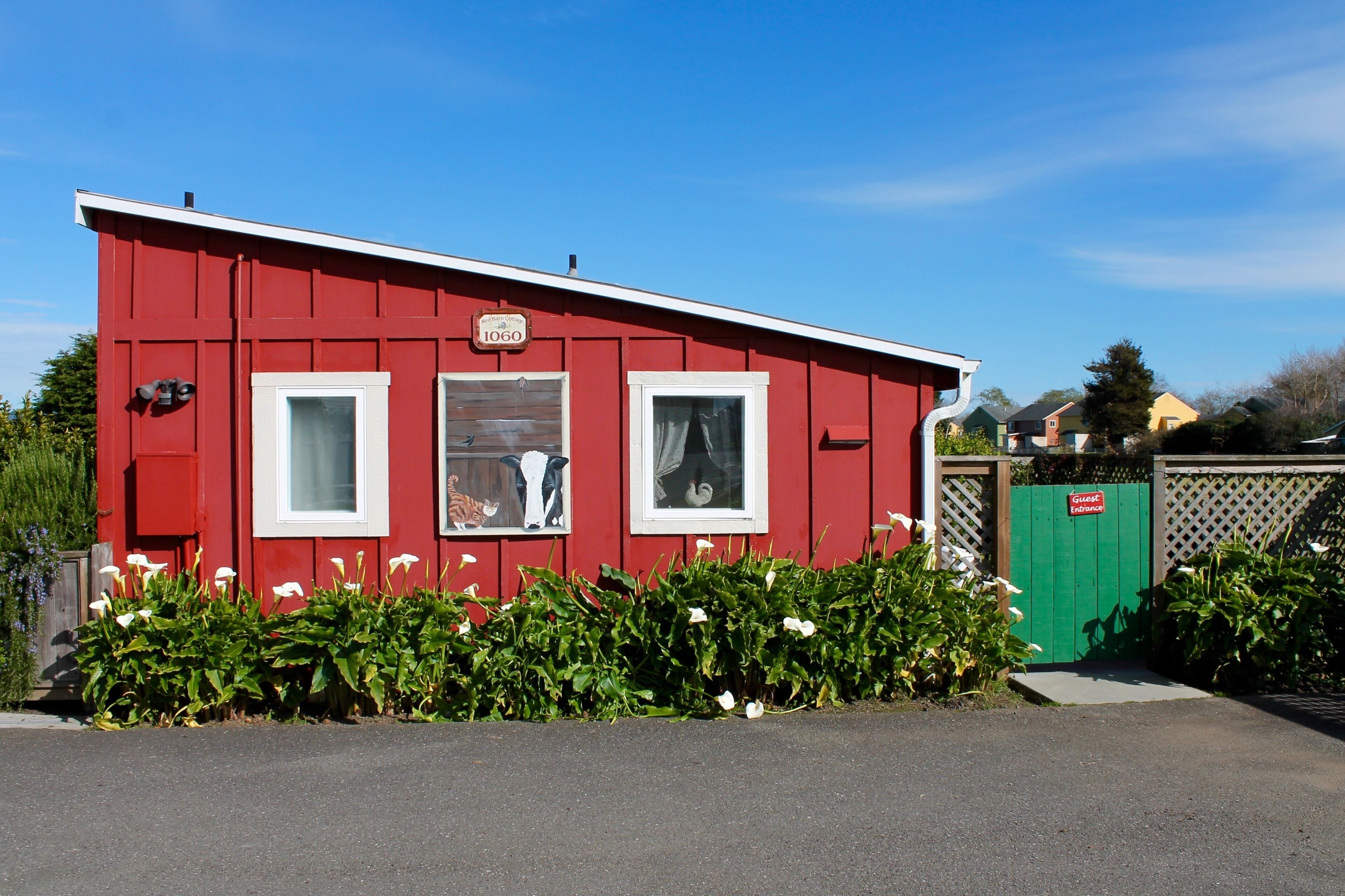 Red Barn Cottage, A World Away in Historic Victorian Ferndale