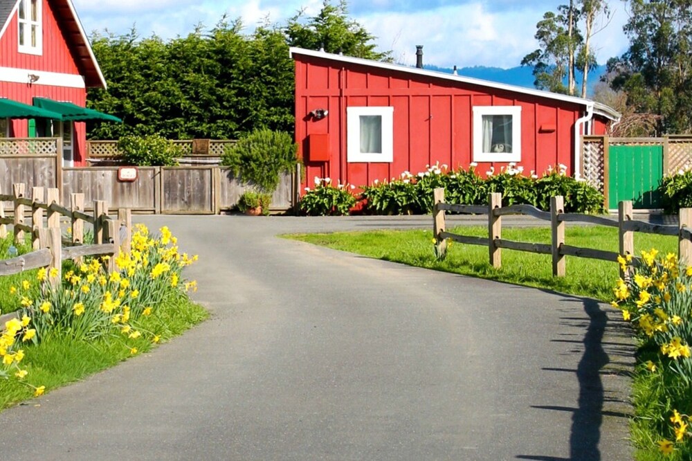 Red Barn Cottage, A World Away in Historic Victorian Ferndale