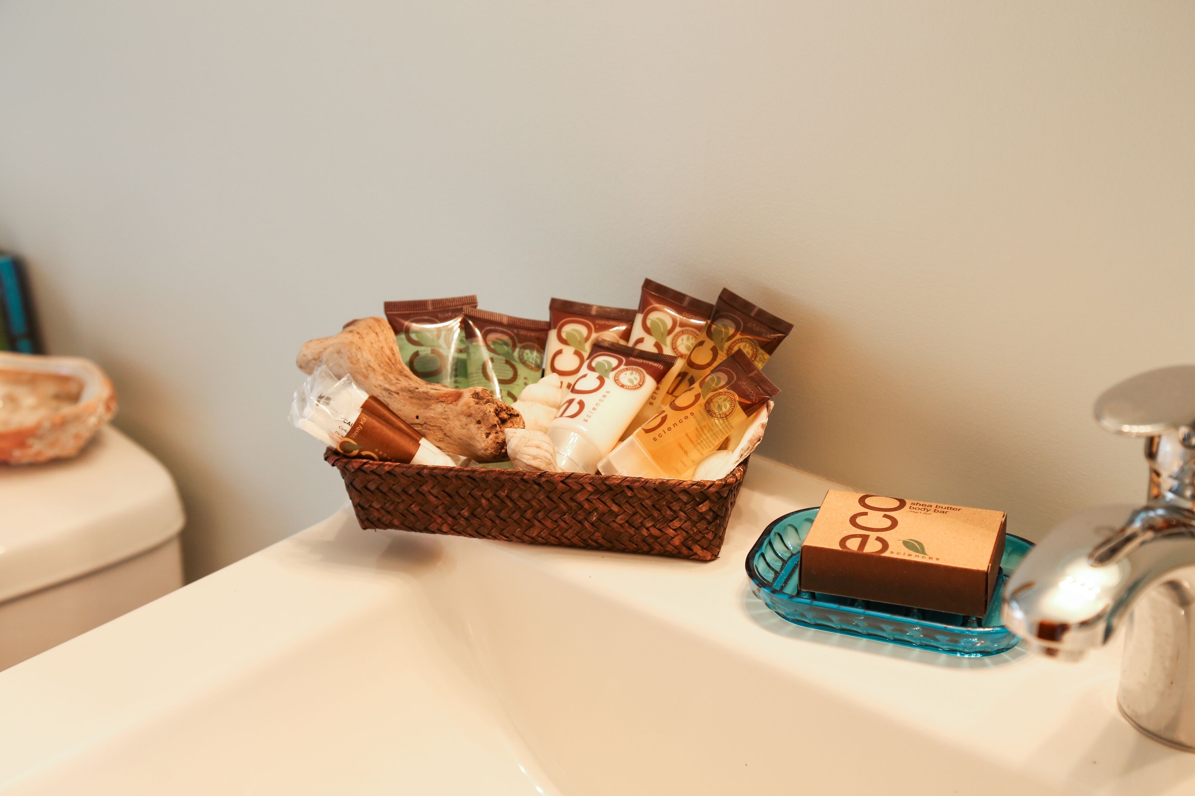 Tall Cedars Beach House - Oceanfront with hot tub