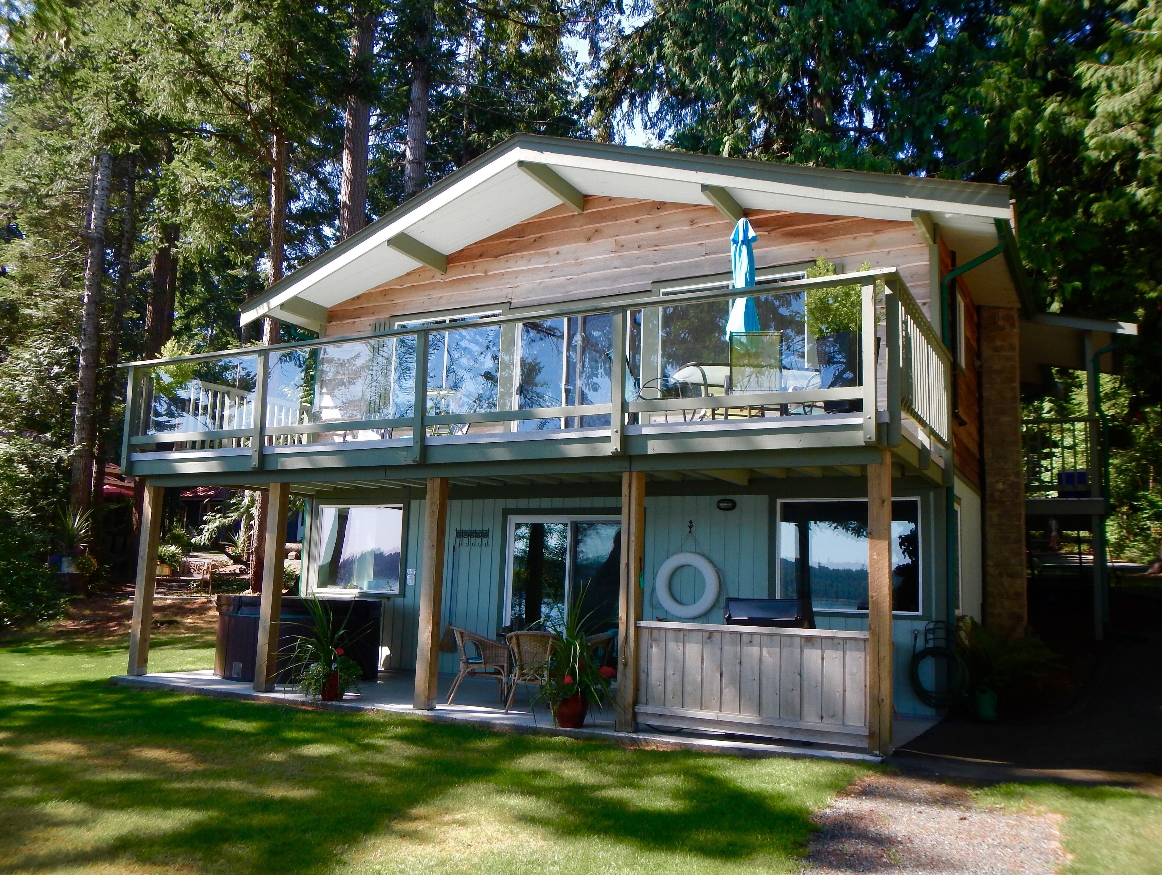 Tall Cedars Beach House - Oceanfront with hot tub