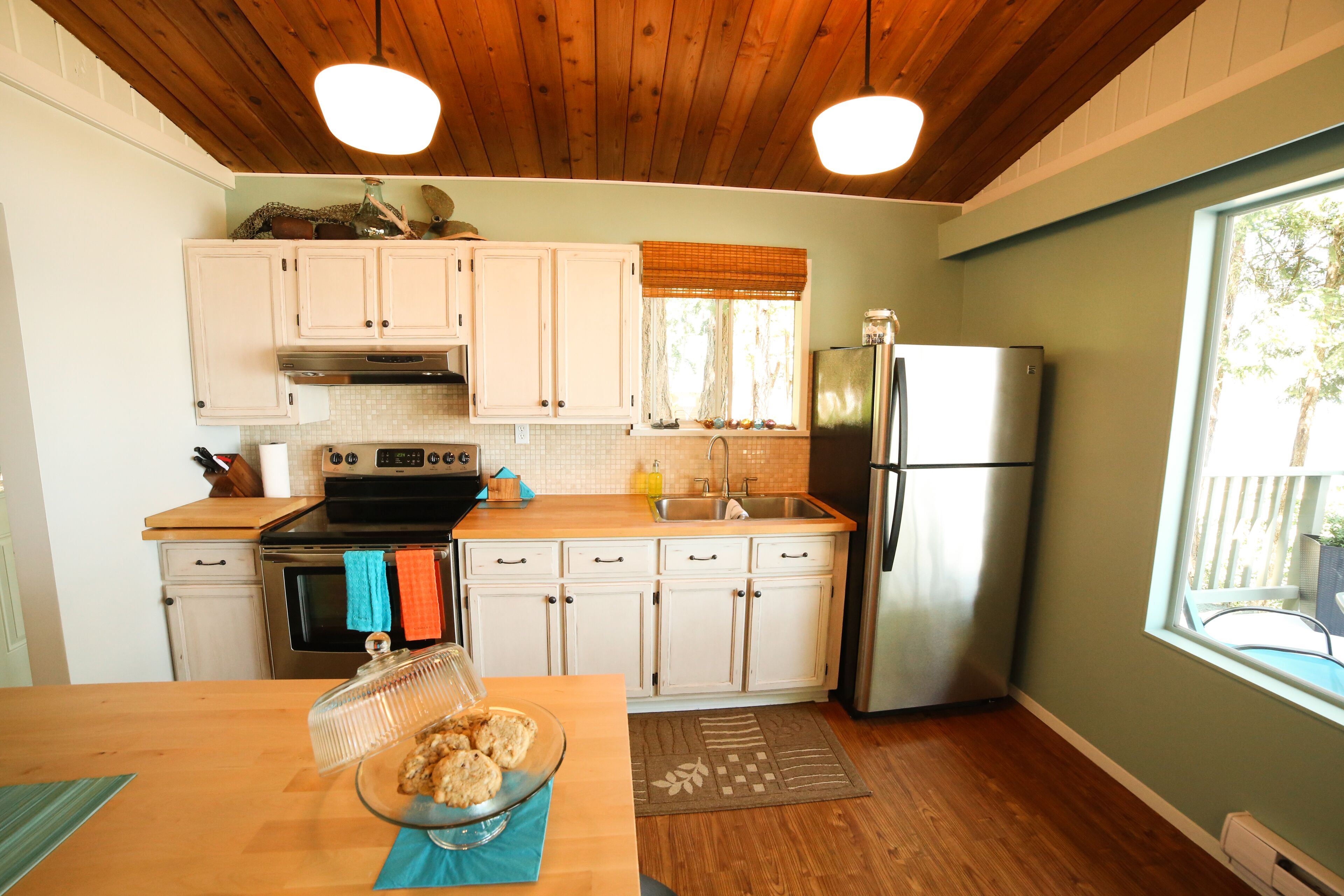 Tall Cedars Beach House - Oceanfront with hot tub