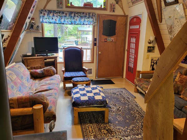 Smart TV, fireplace, DVD player