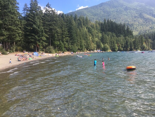 Playa en los alrededores, camastros y toallas de playa