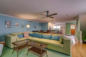 TV - Spacious & Clean Townhouse 4BR w/ Pool & Parking (Rehoboth Beach)