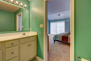 4 bedrooms, iron/ironing board, WiFi - Spacious & Clean Townhouse 4BR w/ Pool & Parking (Rehoboth Beach)