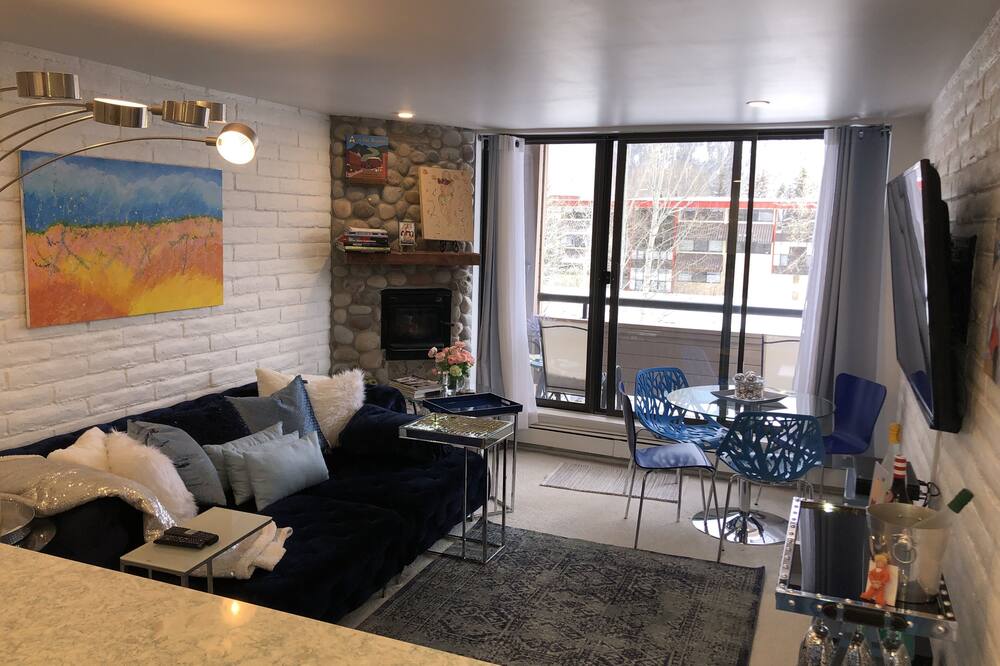Chic Ajax views Renovated condo in ASPEN -July available HOA rules in force