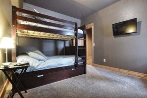 5 bedrooms, free WiFi, bed sheets