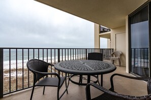 Outdoor dining - Phoenix VII 7911 by Liquid Life (Orange Beach)