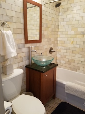 Combined shower/bathtub, jetted bath, hair dryer, towels