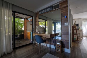 المنشأة من الداخل