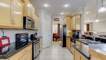 Frigorífico, microondas, horno y lavavajillas