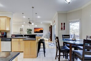 Fridge, microwave, oven, dishwasher - Lake Hamilton Getaway on Quiet Cove!! Close to Races, a central location!! (Hot Springs)